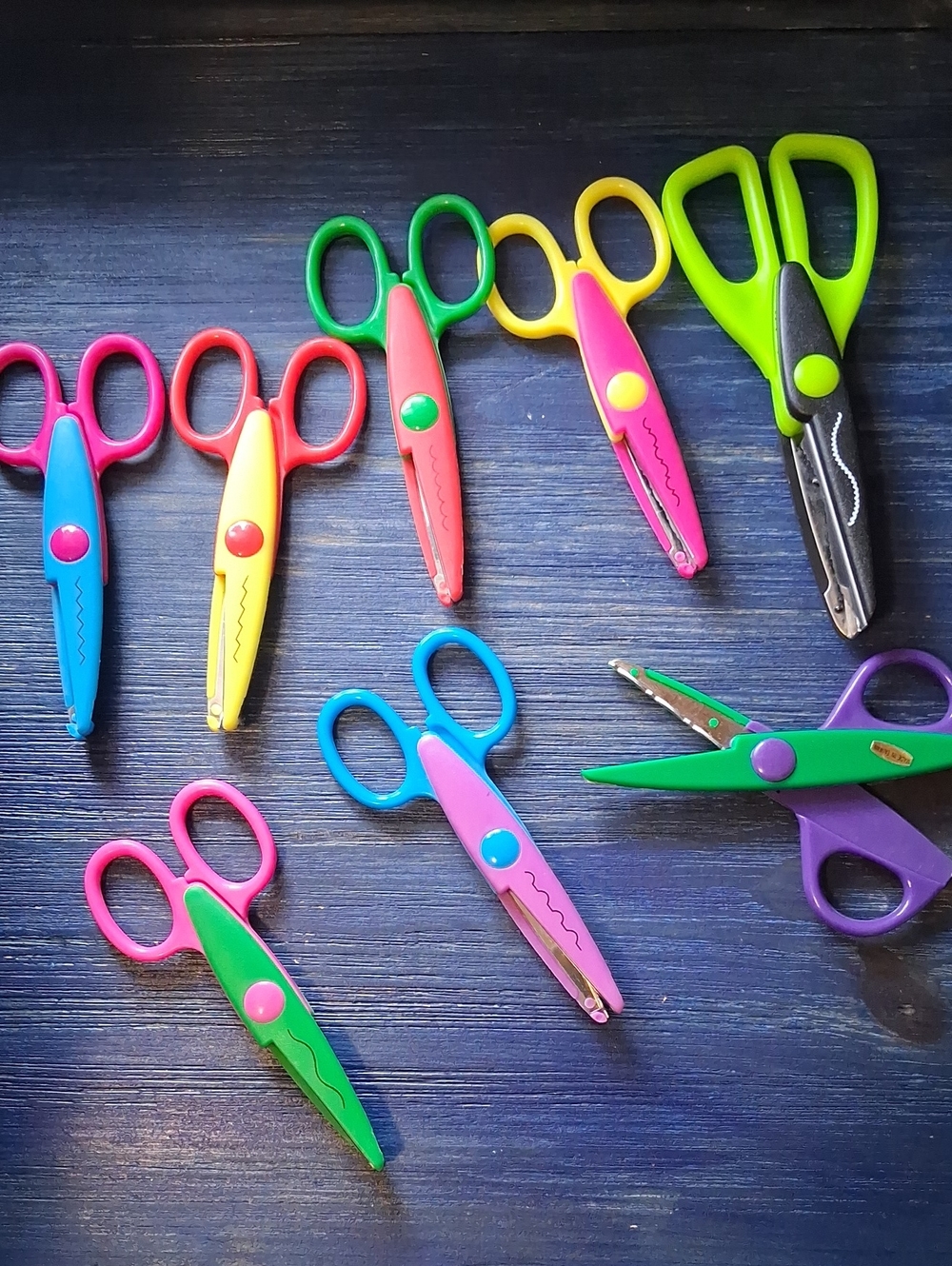 Craft Scissors - Multicolor Assortment of 8 Different Cutting Blades